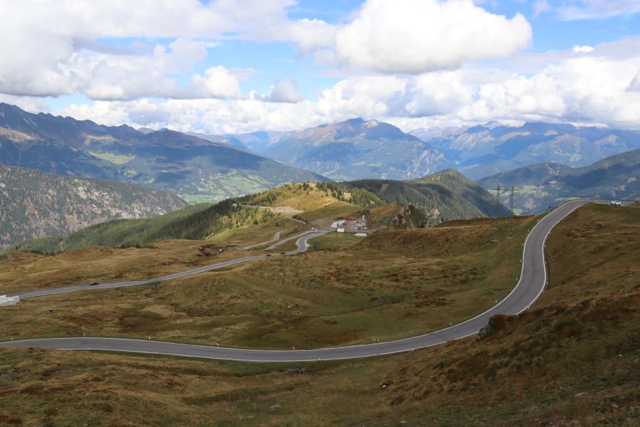 Nordrampe Jaufenpass - Sterzing versteckt sich unten in Bildmitte